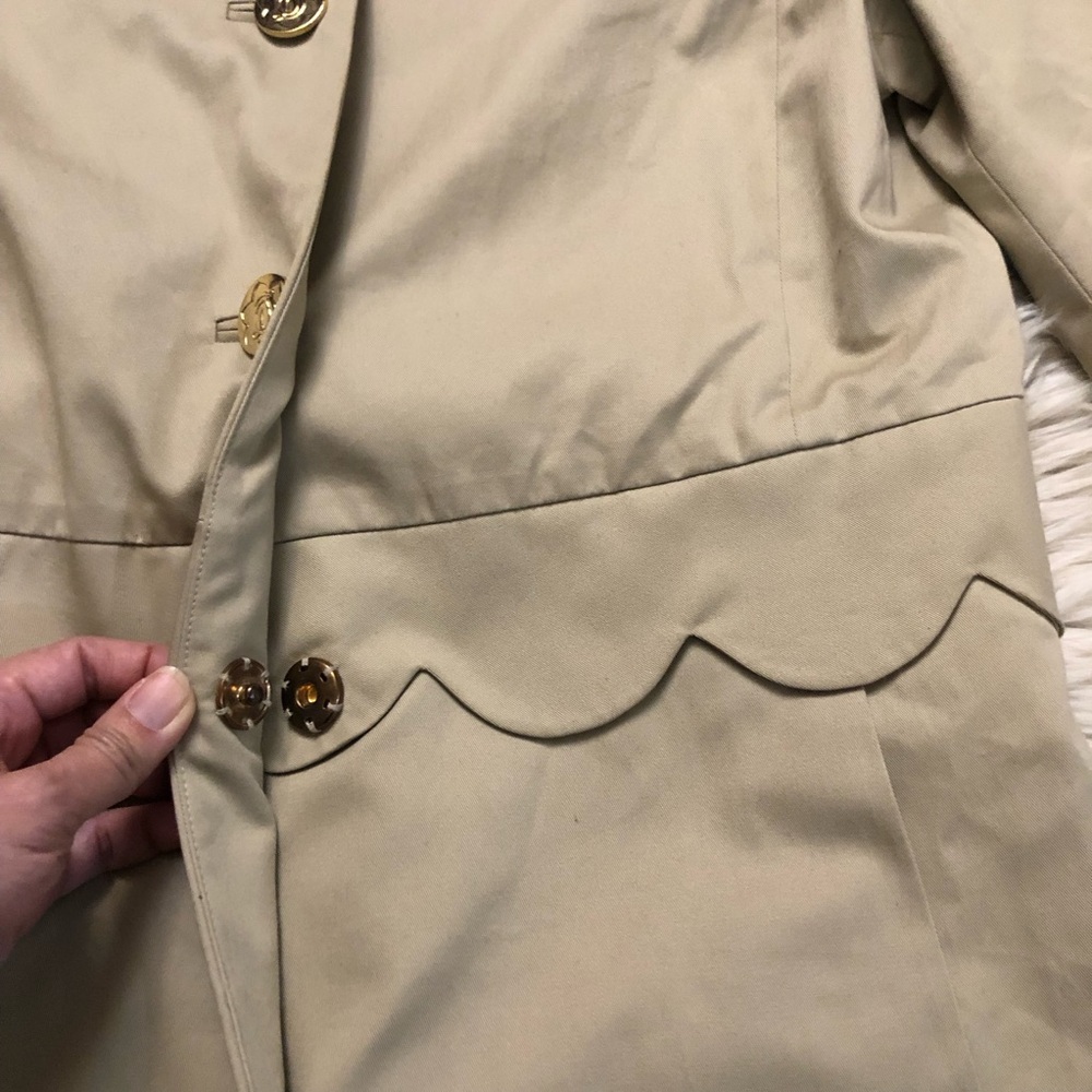 Draper James Scalloped Waist Gold Button Neutral Crew Neck Beige Trench Coat 10 - Picture 5 of 13